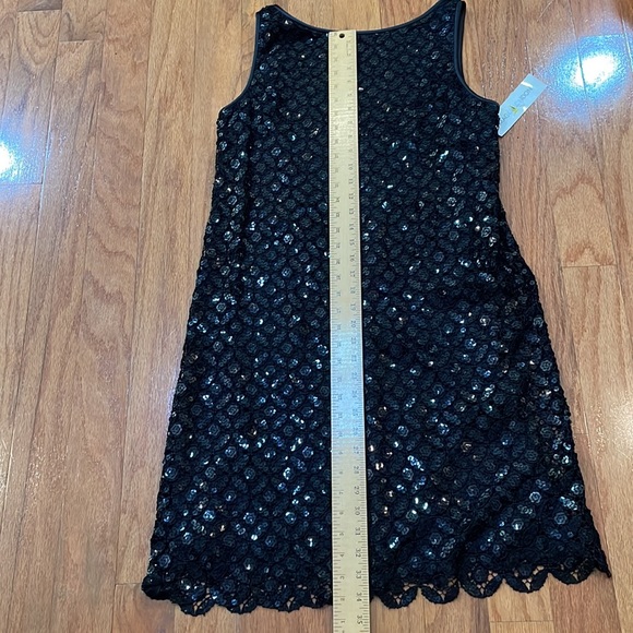 Maggie London Black Sequined Dress Sleeveless Fully Lined Scalloped Hem Low back - Picture 6 of 10